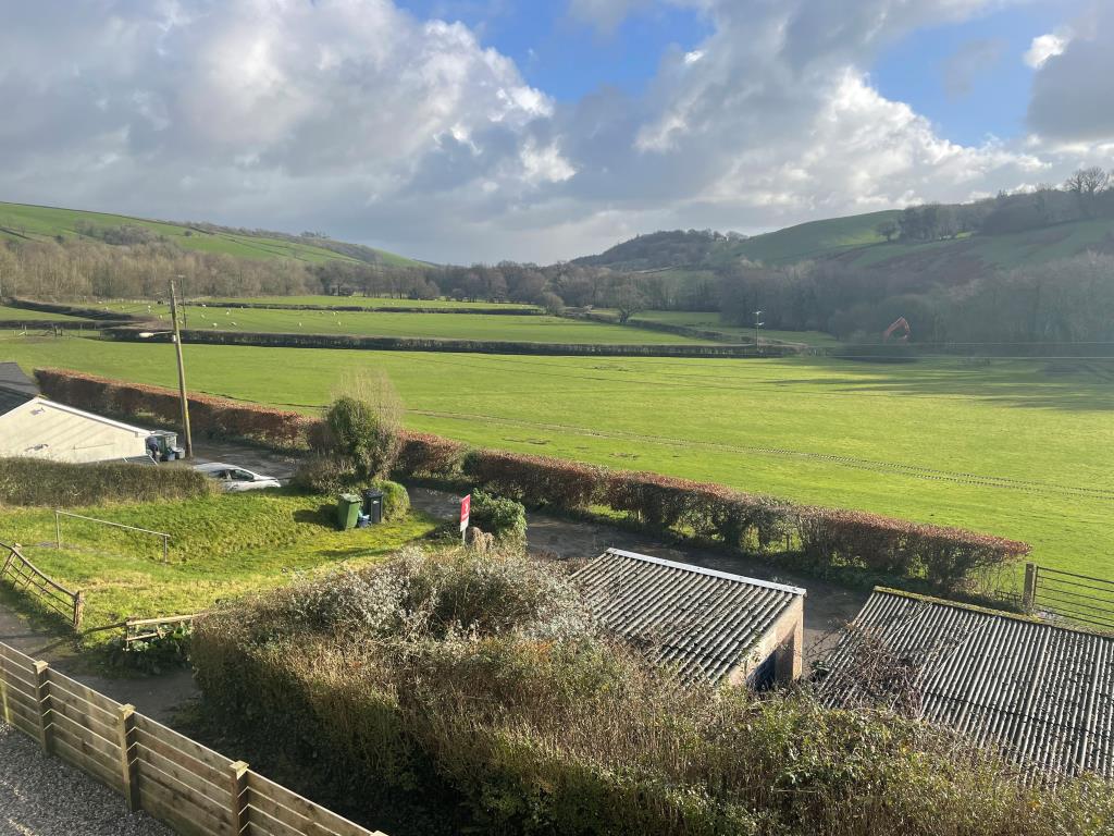 Lot: 114 - HOUSE FOR IMPROVEMENT WITH RURAL VIEWS -
